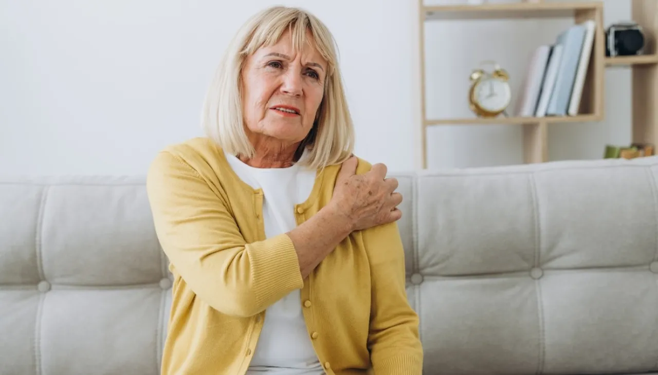 6 Frozen Shoulder Symptoms Women Over 45 Should Never Ignore—and How To Find Relief Fast